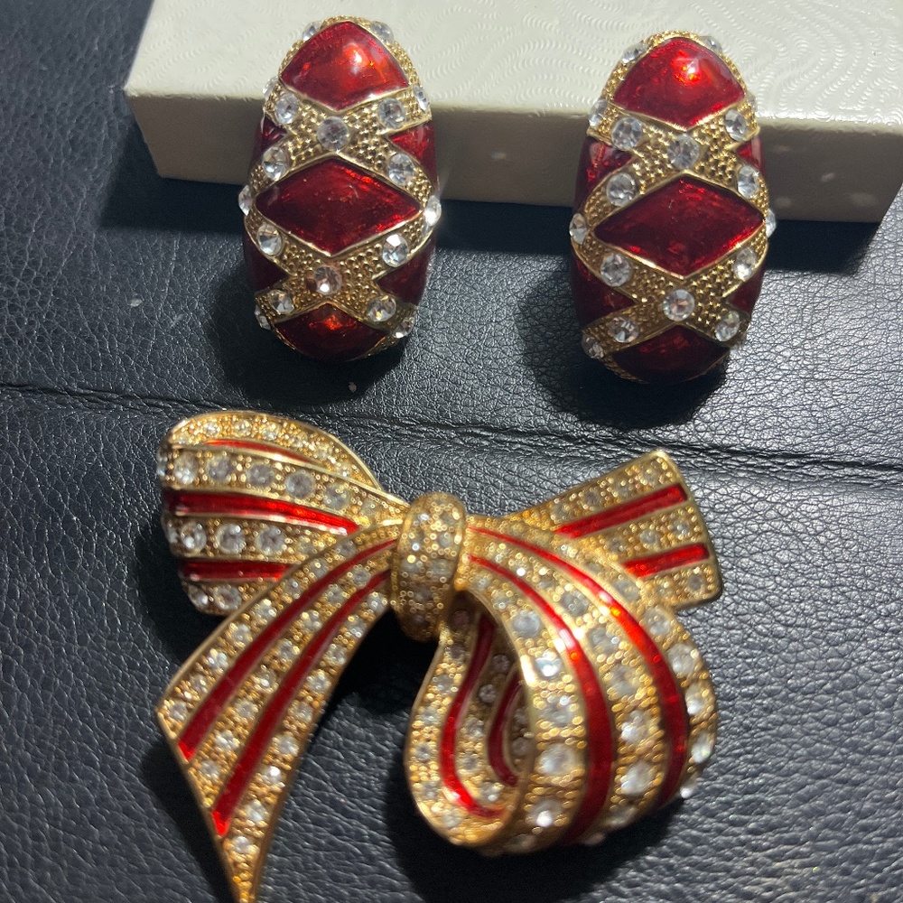 New design set of clip earrings and pin